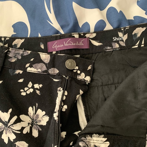 Like New Gloria Vanderbilt Flower Print Shorts - Picture 3 of 4